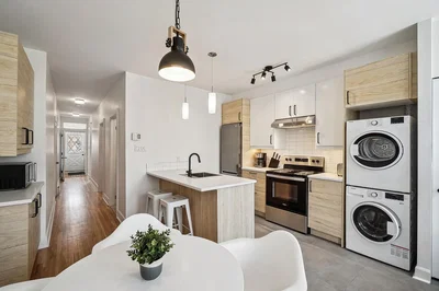 Küche; küchengeräte, tageslicht, moderner stil, holzboden, fliesenboden