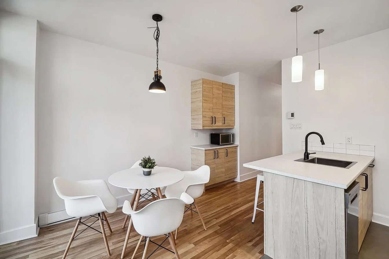 Küche; moderner stil, holzboden, tageslicht, renoviert