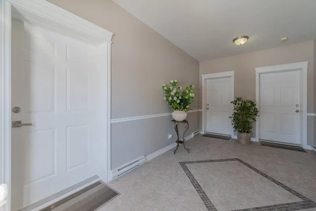 Garderoba; pločice, prirodno svjetlo