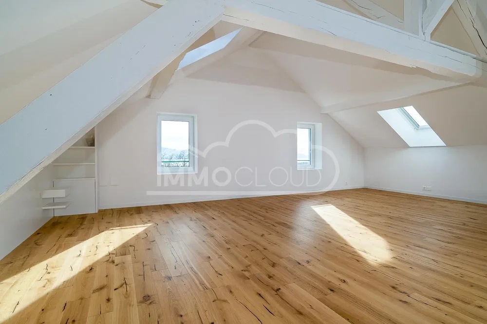 Çocuk odası; ahşap zemin, doğal ışık, yüksek tavan, ahşap kirişler