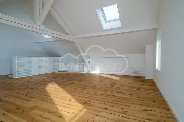 Yatak odası; ahşap zemin, doğal ışık, yüksek tavan, ahşap kirişler