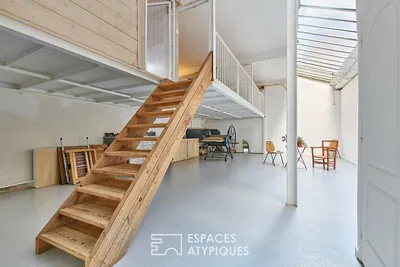 Diğer; ahşap kirişler, yüksek tavan, doğal ışık