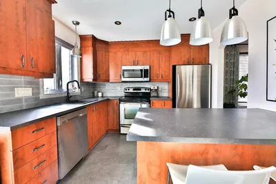 Kuhinja; kuhinjski aparati, pločice, renoviran, prirodno svjetlo, moderni stil