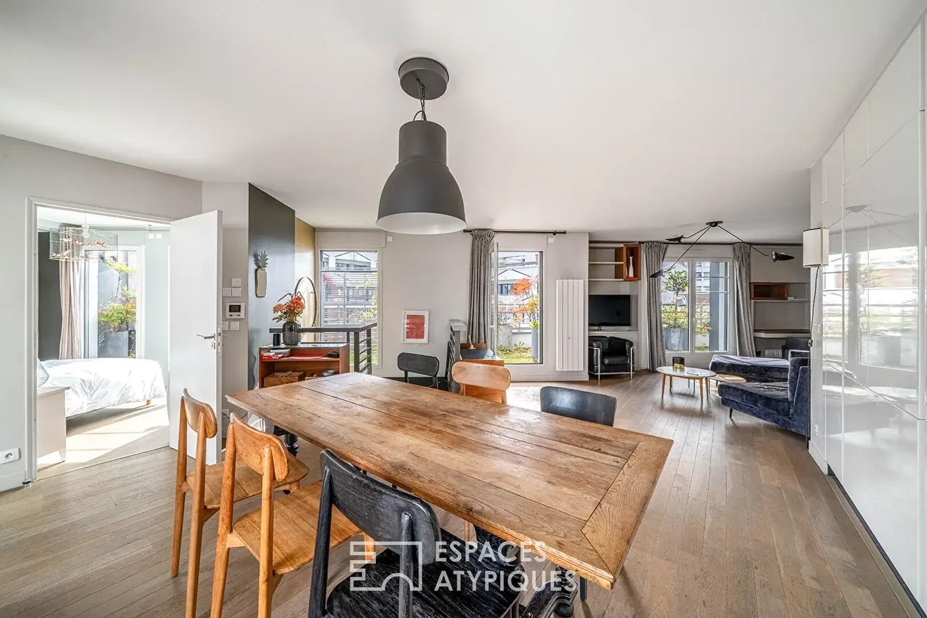 Wohnzimmer; tageslicht, holzboden, moderner stil