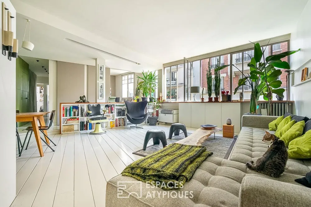 Oturma odası; doğal ışık, ahşap zemin, modern stil, manzara