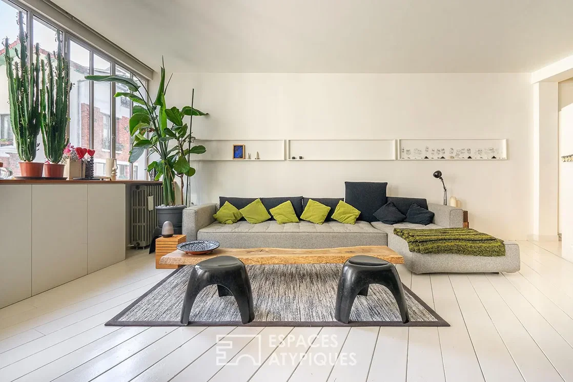 Oturma odası; manzara, ahşap zemin, doğal ışık, modern stil