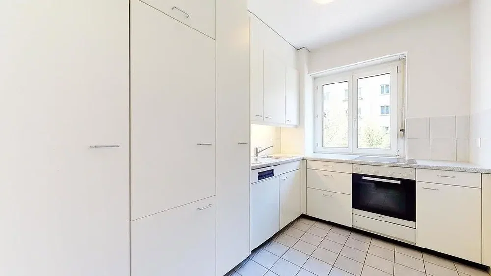 Cuisine; électroménager, carrelage, lumière naturelle