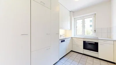 Cuisine; électroménager, carrelage, lumière naturelle