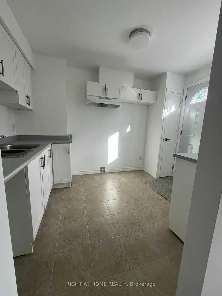 Kuhinja; pločice, kuhinjski aparati, prirodno svjetlo, renoviran