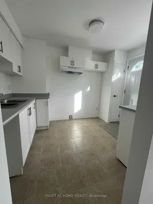 Kuhinja; pločice, kuhinjski aparati, prirodno svjetlo, renoviran