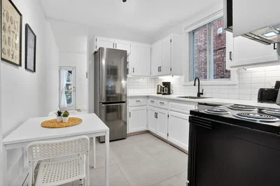 Küche; küchengeräte, fliesenboden, tageslicht, moderner stil, renoviert