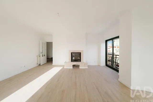 Obývací pokoj; krb, dřevěná podlaha, přirozené světlo