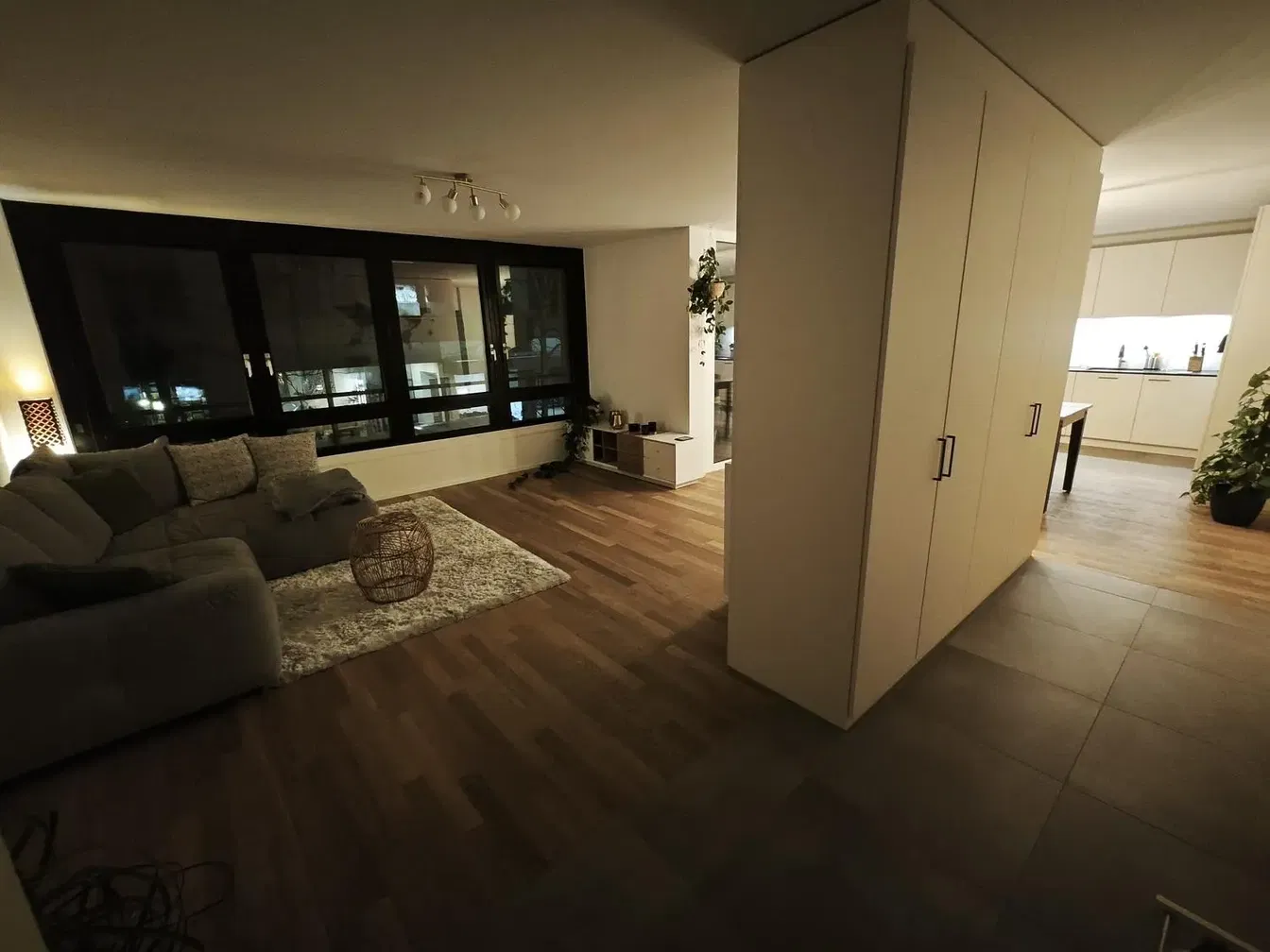 Wohnzimmer; holzboden, tageslicht, moderner stil