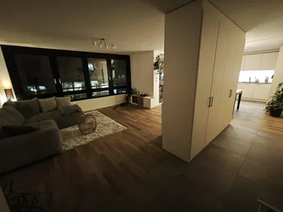 Wohnzimmer; holzboden, tageslicht, moderner stil