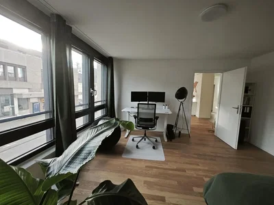 Wohnzimmer; blick, holzboden, tageslicht