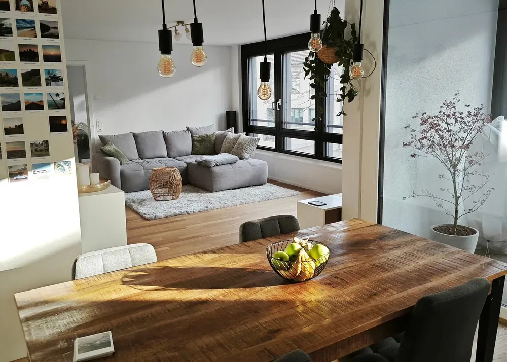Wohnzimmer; tageslicht, moderner stil, holzboden