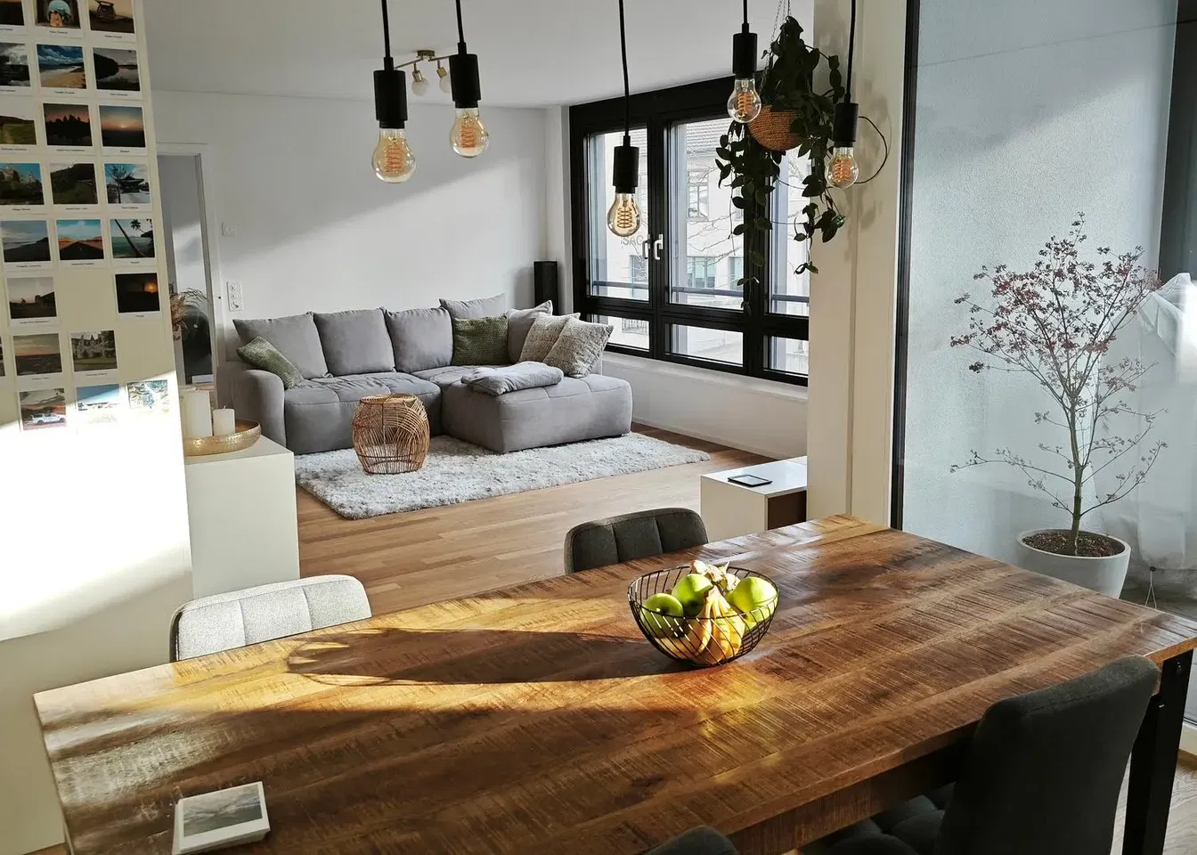 Wohnzimmer; tageslicht, moderner stil, holzboden