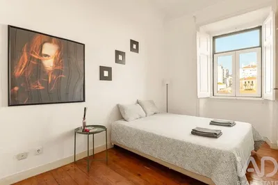 Ložnice; dřevěná podlaha, přirozené světlo, moderní styl