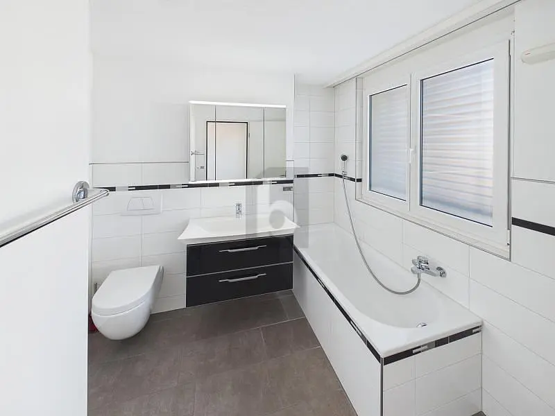 Badezimmer; fliesenboden, tageslicht, renoviert