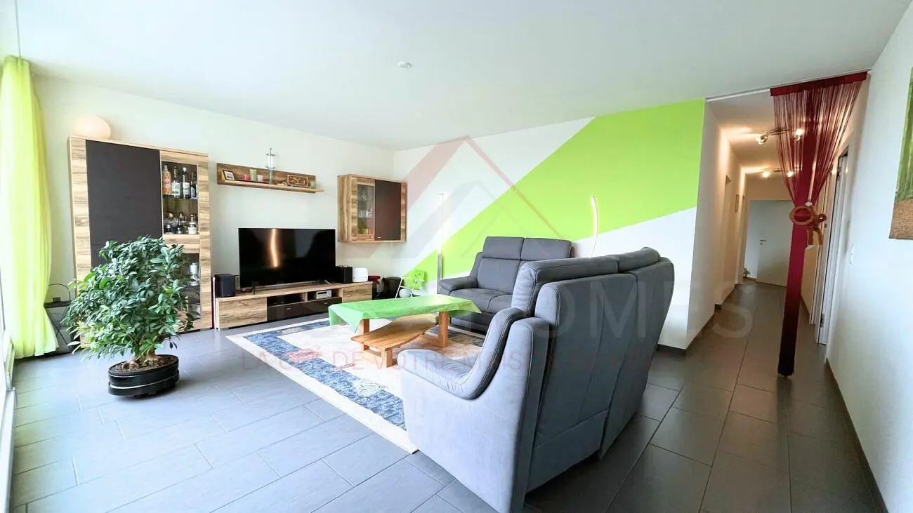 Wohnzimmer; tageslicht, fliesenboden, moderner stil