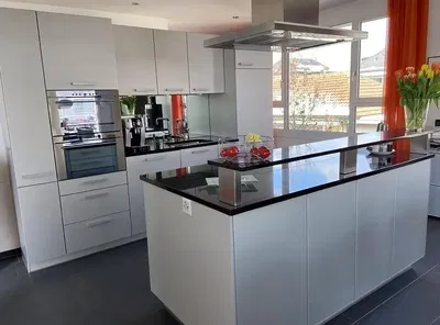 Küche; küchengeräte, tageslicht, moderner stil