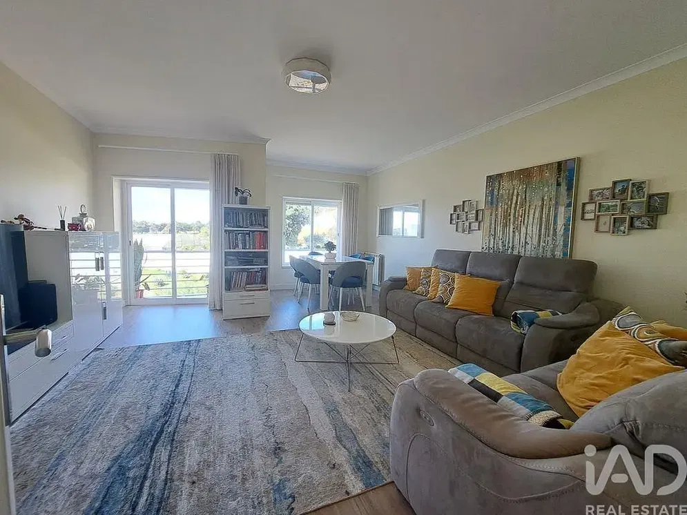 Obývací pokoj; výhled, přirozené světlo, moderní styl