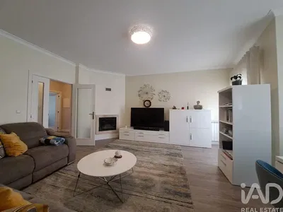 Obývací pokoj; krb, přirozené světlo, moderní styl