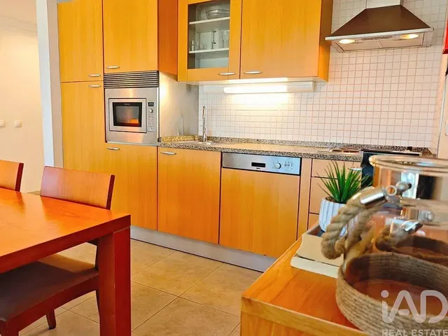 Kuchyně; kuchyňské spotřebiče, přirozené světlo, moderní styl