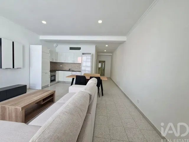 Obývací pokoj; přirozené světlo, moderní styl, kuchyňské spotřebiče