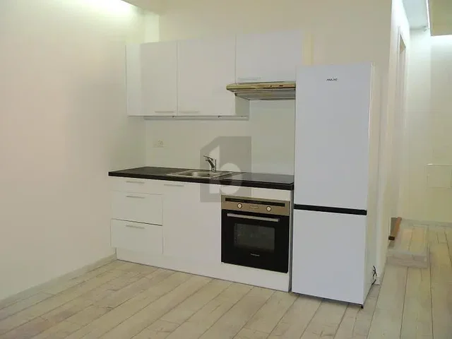 Mutfak; mutfak aletleri, ahşap zemin, doğal ışık