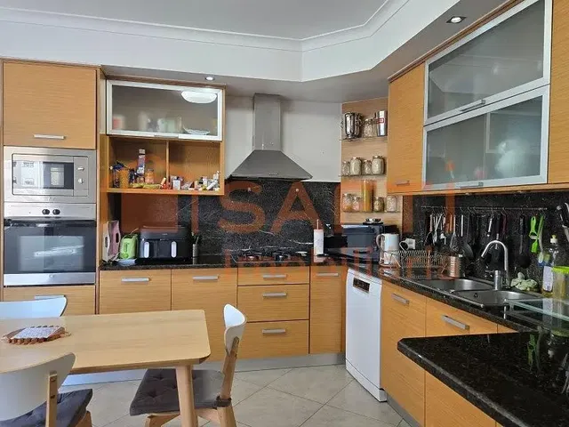 Kuchyně; kuchyňské spotřebiče, dlažba, přirozené světlo