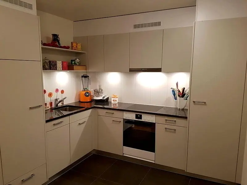 Küche; küchengeräte, fliesenboden