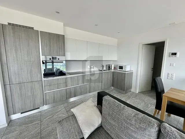 Küche; küchengeräte, tageslicht, moderner stil, fliesenboden