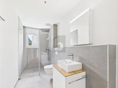 Casa de banho; chão de azulejo, luz natural, estilo moderno