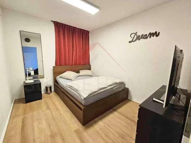 Ložnice; dřevěná podlaha, přirozené světlo