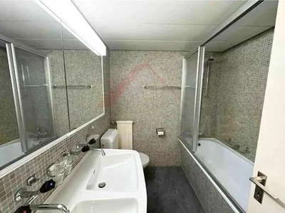 Banyo; fayans zemin, doğal ışık, tadilatlı