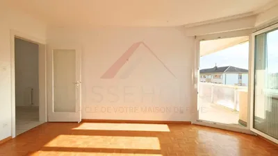 Dnevni boravak; drveni pod, prirodna svjetlost, pogled