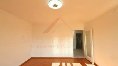 Dnevni boravak; prirodna svjetlost, drveni pod