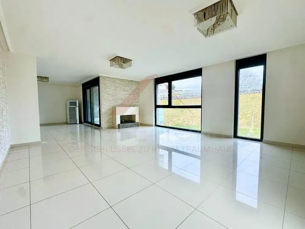 Dnevni boravak; pločice, kamin, pogled, prirodna svjetlost