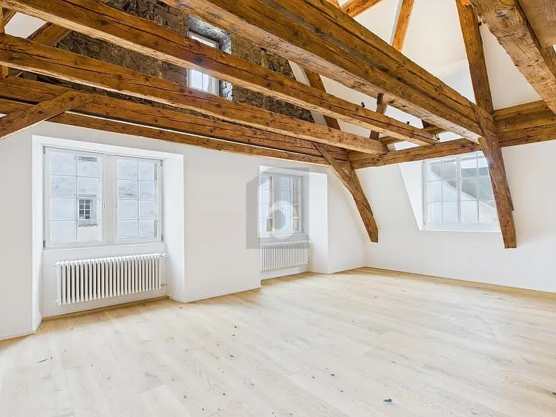 Wohnzimmer; holzbalken, holzboden, tageslicht