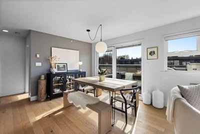 Oturma odası; ahşap zemin, doğal ışık, modern stil