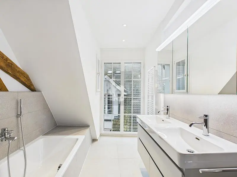 Badezimmer; fliesenboden, tageslicht, renoviert