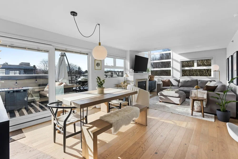 Oturma odası; manzara, ahşap zemin, doğal ışık, modern stil