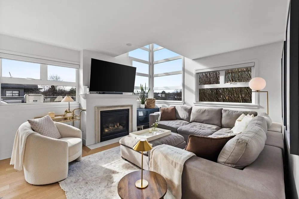 Oturma odası; şömine, doğal ışık, modern stil