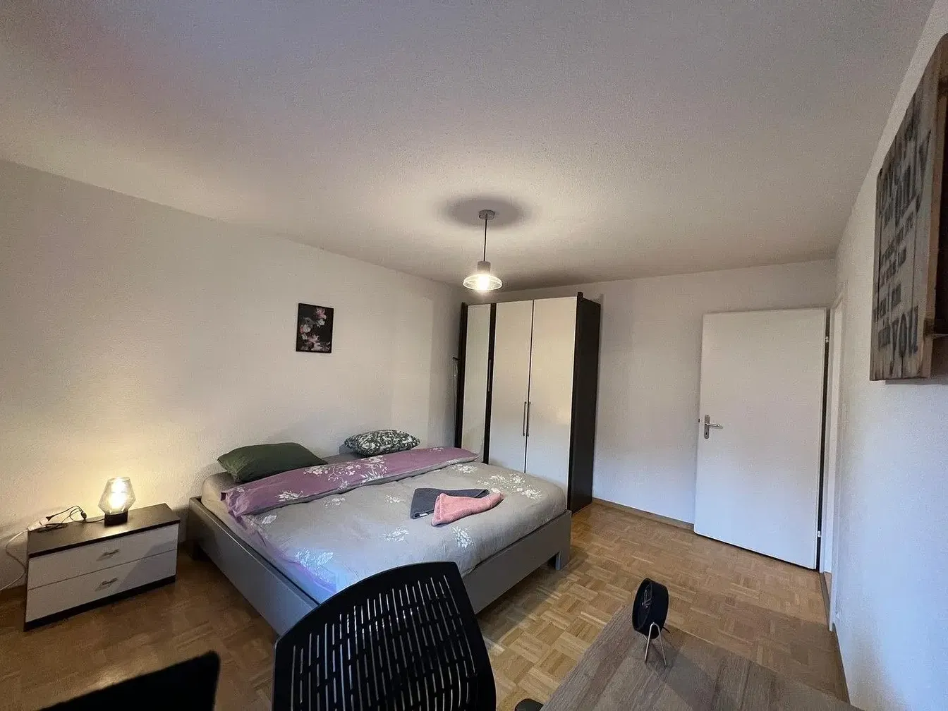 Schlafzimmer; holzboden, tageslicht