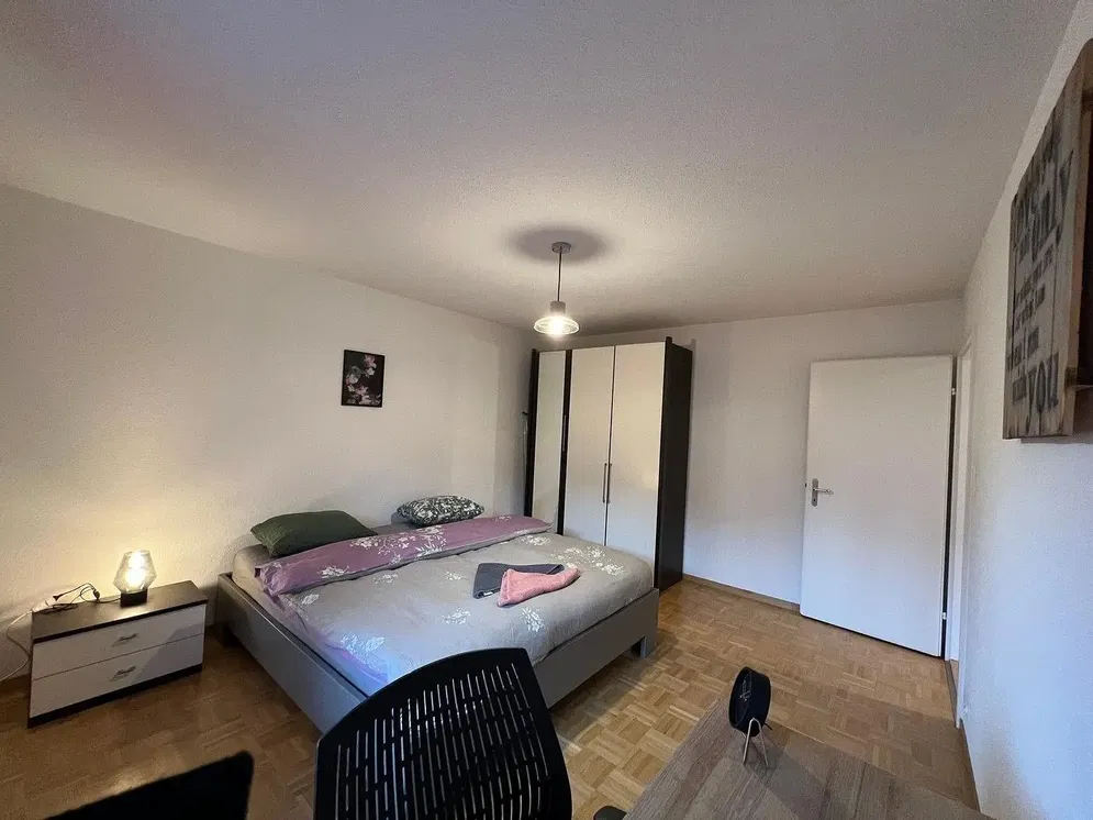 Schlafzimmer; holzboden, tageslicht