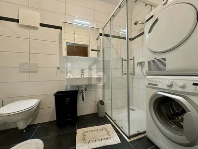 Bagno; pavimento in piastrelle, luce naturale, ristrutturato