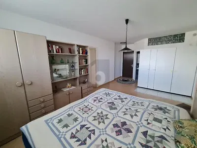 Schlafzimmer; holzboden, tageslicht