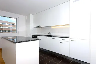 Cucina; elettrodomestici, pavimento in piastrelle, luce naturale, stile moderno