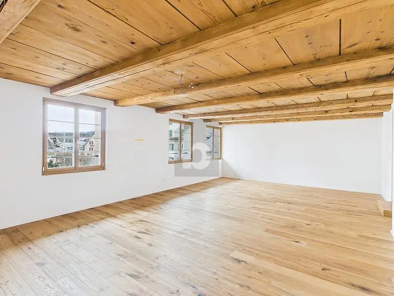 Soggiorno; pavimento in legno, travi in legno, luce naturale, vista